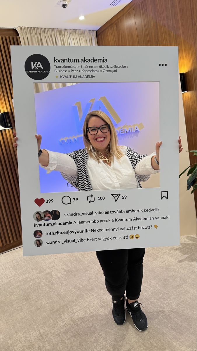 Fotó: egy szemüveges, mosolygós nő egy Instagram-posztot formázó fotókeretet tart maga előtt egy rendezvénytermében, a háttérben logózott fallal.